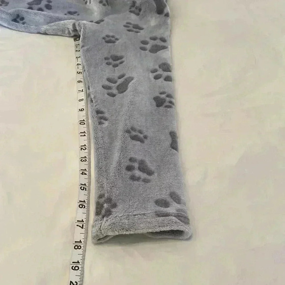 The Animal Rescue Site Gray Paw Print Women’s Plush Long Pajama Set, Size XL. - Picture 11 of 11